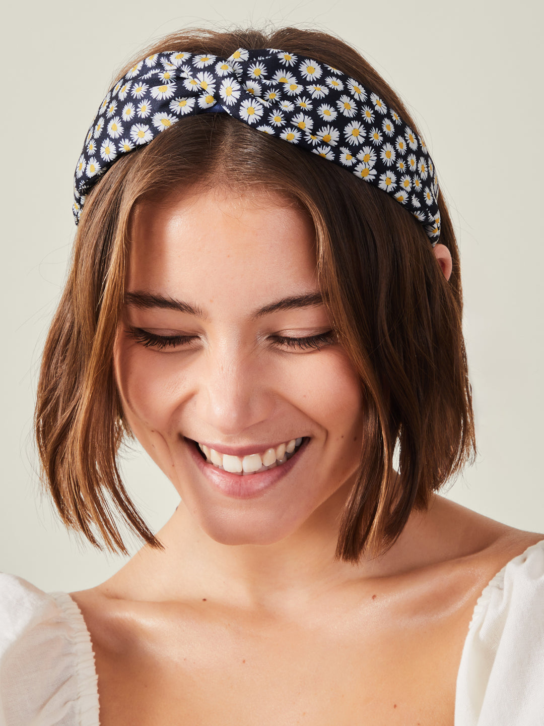 ROCK IT RIGHT: HOW TO STYLE HEADBANDS WITHOUT THE SLIP OR FUSS