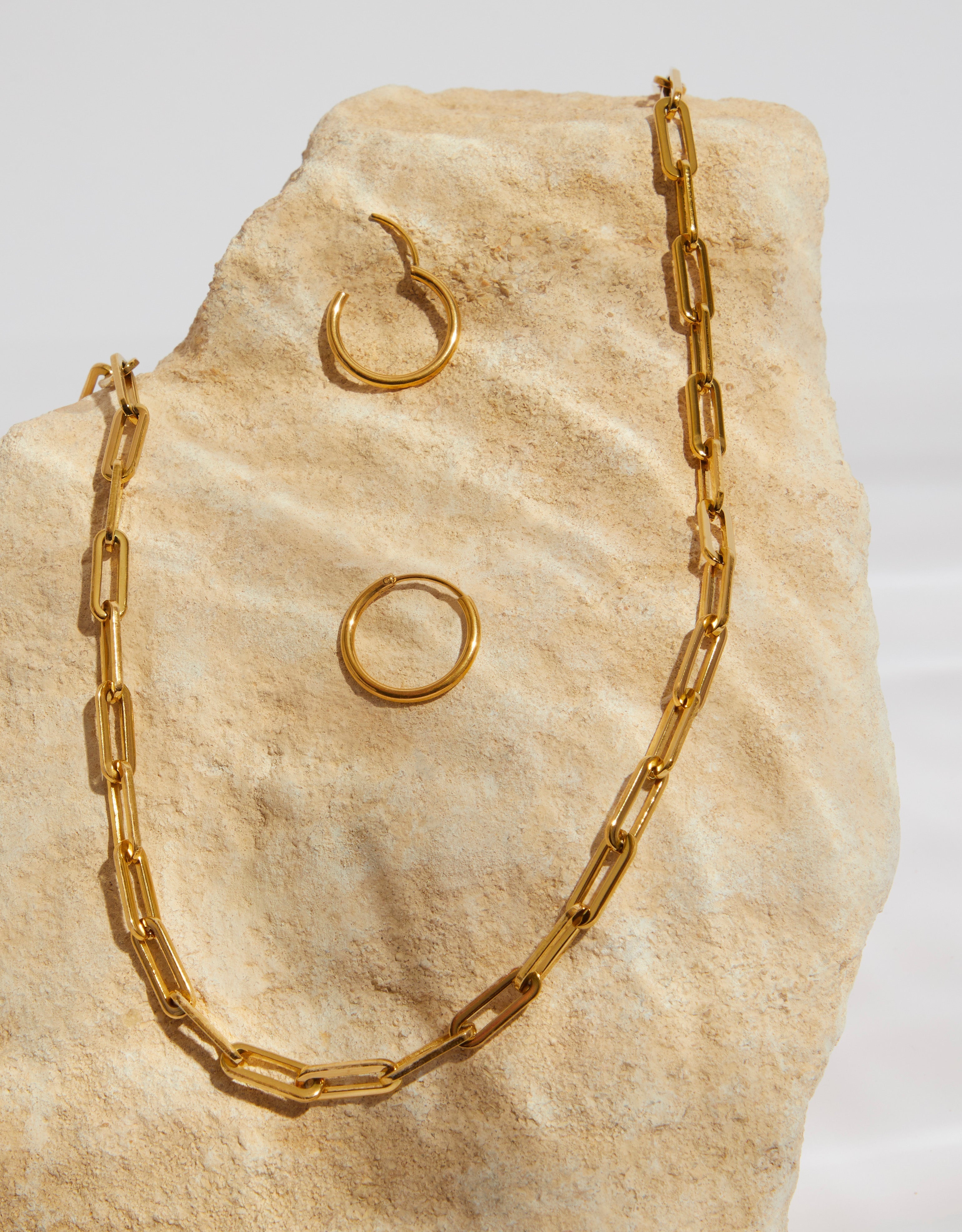 MUST-HAVE ACCESSORIES THAT EVERY WOMAN NEEDS THIS SUMMER