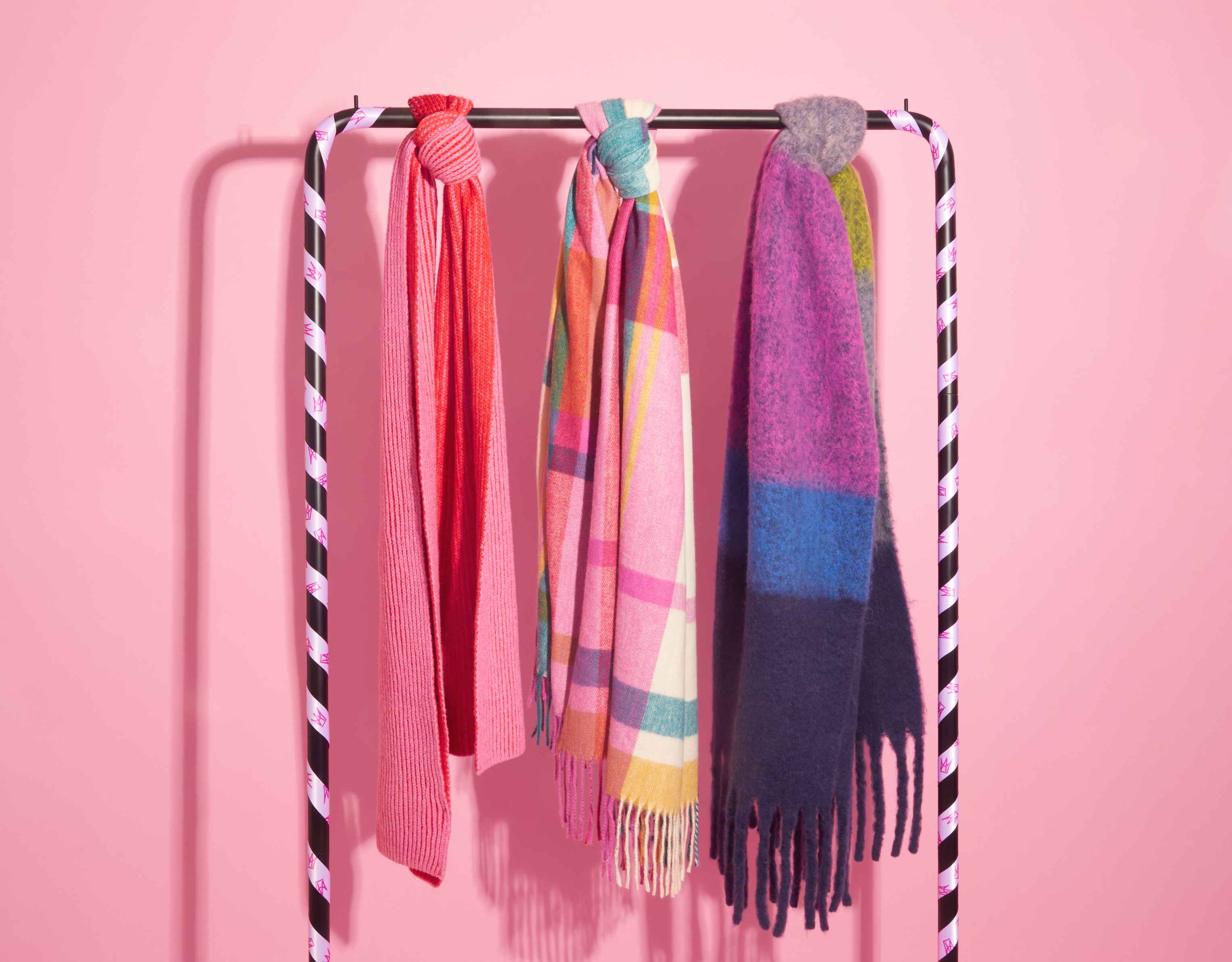 10 BEST WOMEN'S SCARVES TO KEEP YOU COZY IN 2024