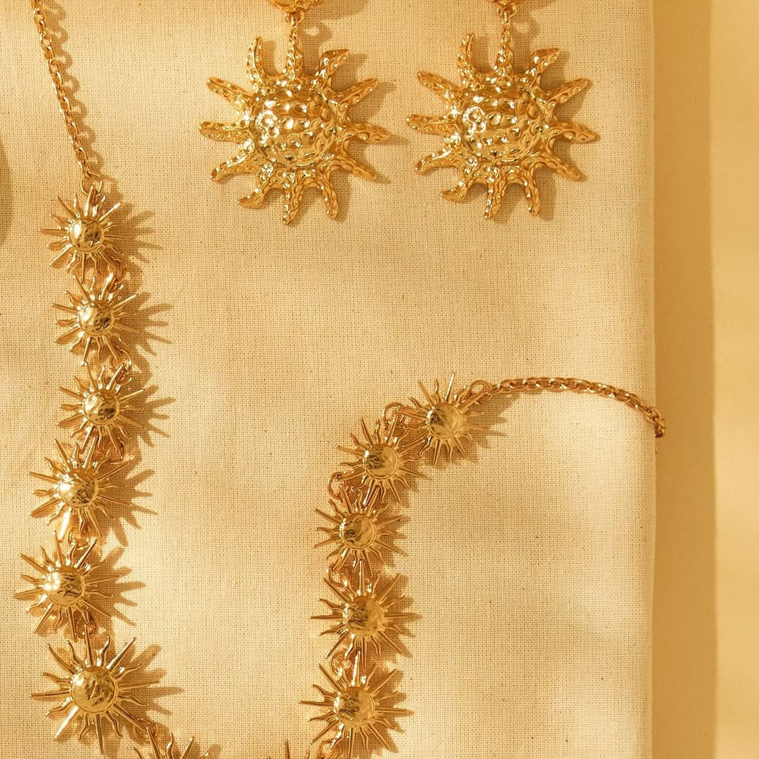 HOW TO WEAR A NECKLACE WITH SAREE?