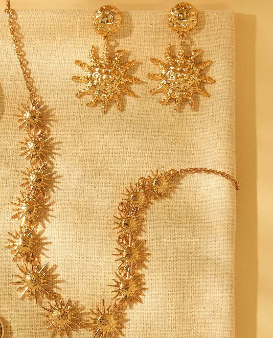 HOW TO WEAR A NECKLACE WITH SAREE?