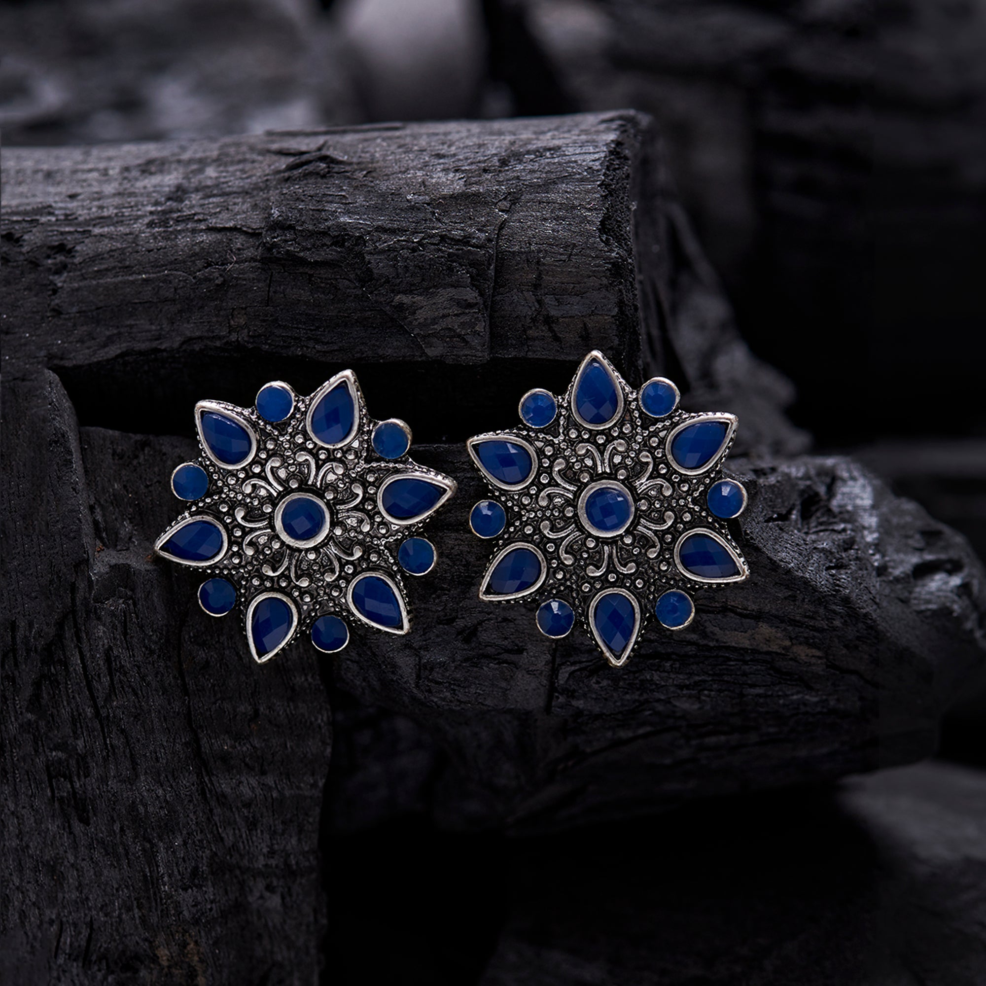 Accessorize London Women's Oxidised Flower Tops Earring
